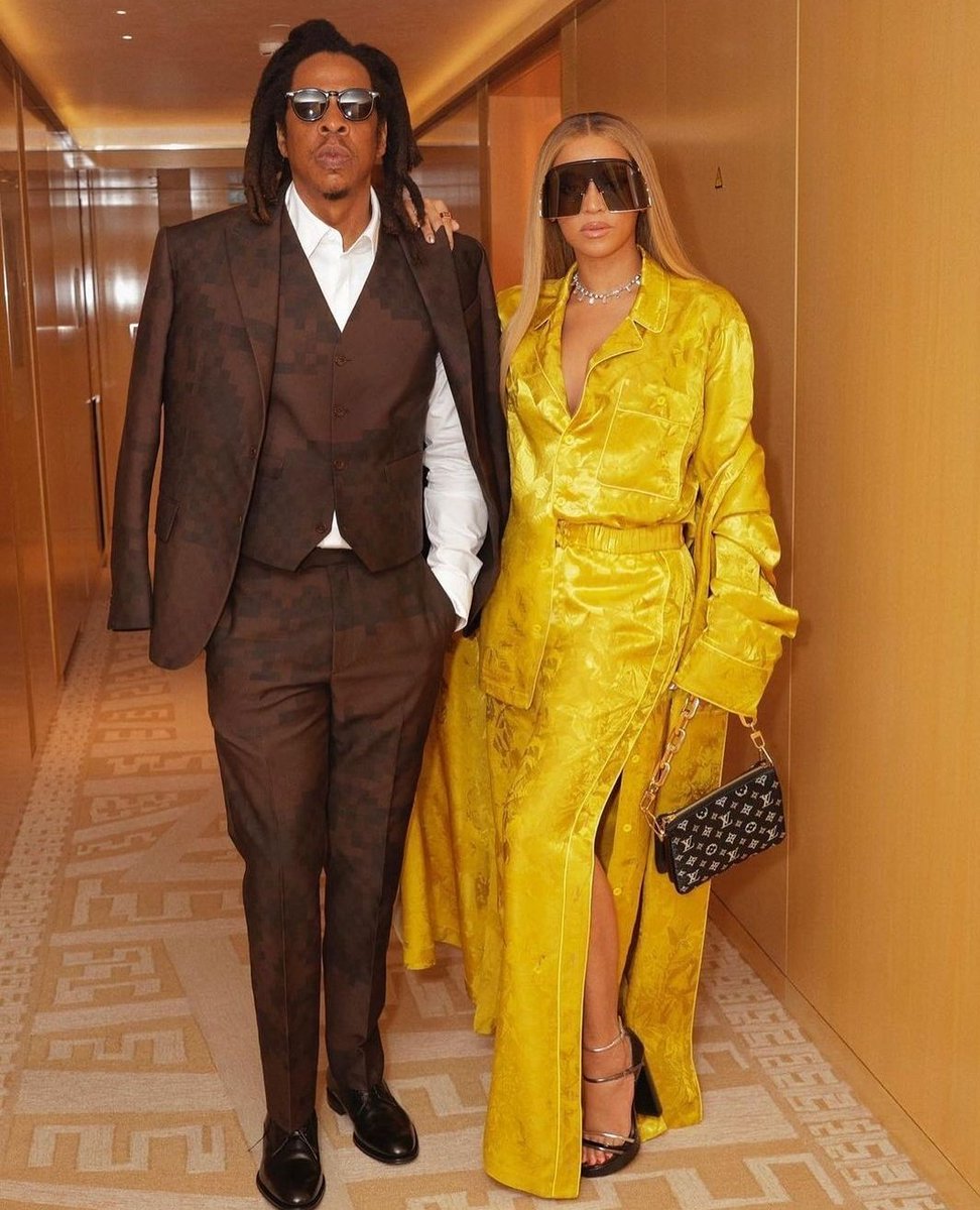 #JayZ & #Beyoncé at the Louis Vuitton Show in Paris 🇫🇷