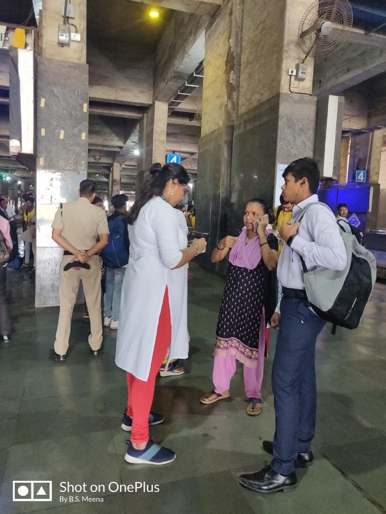 Intensive Ticket checking Drive conducted at #VashiStation on date 21/06/2023 against Ticketless & unauthorized passengers during Morning Peak hours. 
 '𝐖𝐞 𝐚𝐩𝐩𝐞𝐚𝐥 𝐭𝐨 𝐚𝐥𝐥 𝐩𝐚𝐬𝐬𝐞𝐧𝐠𝐞𝐫𝐬 𝐭𝐨 𝐭𝐫𝐚𝐯𝐞𝐥 𝐨𝐧 𝐚 𝐯𝐚𝐥𝐢𝐝 𝐭𝐢𝐜𝐤𝐞𝐭'.