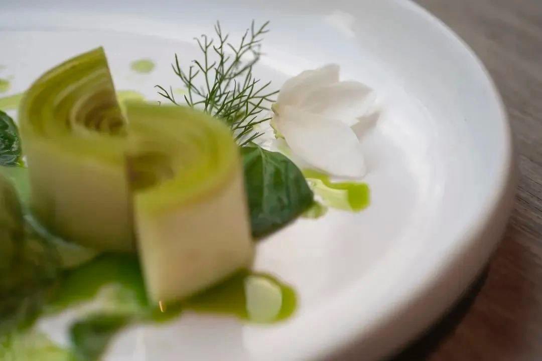 007brightenyou's tweet image. Gardenia (栀子花), with white blossoms and sweet fragrance, is a symbol of #summer.People just know how to make the best of gardenia by making it into specialty cake and drinks.#creativefood