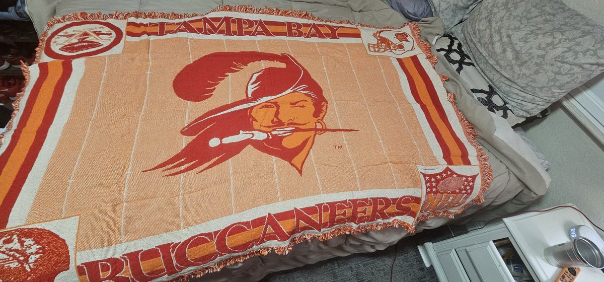 VmanBuc22's tweet photo. This Blanket Smells Like It's Been In your Grandma's Attic Since 1976 #ReadyForCreamsicleSeason #YouWantThatNewShit #IWantThatOldShit #KeepItOG #BuccoBruceIsMyHomie https://t.co/0mvDSahfjZ