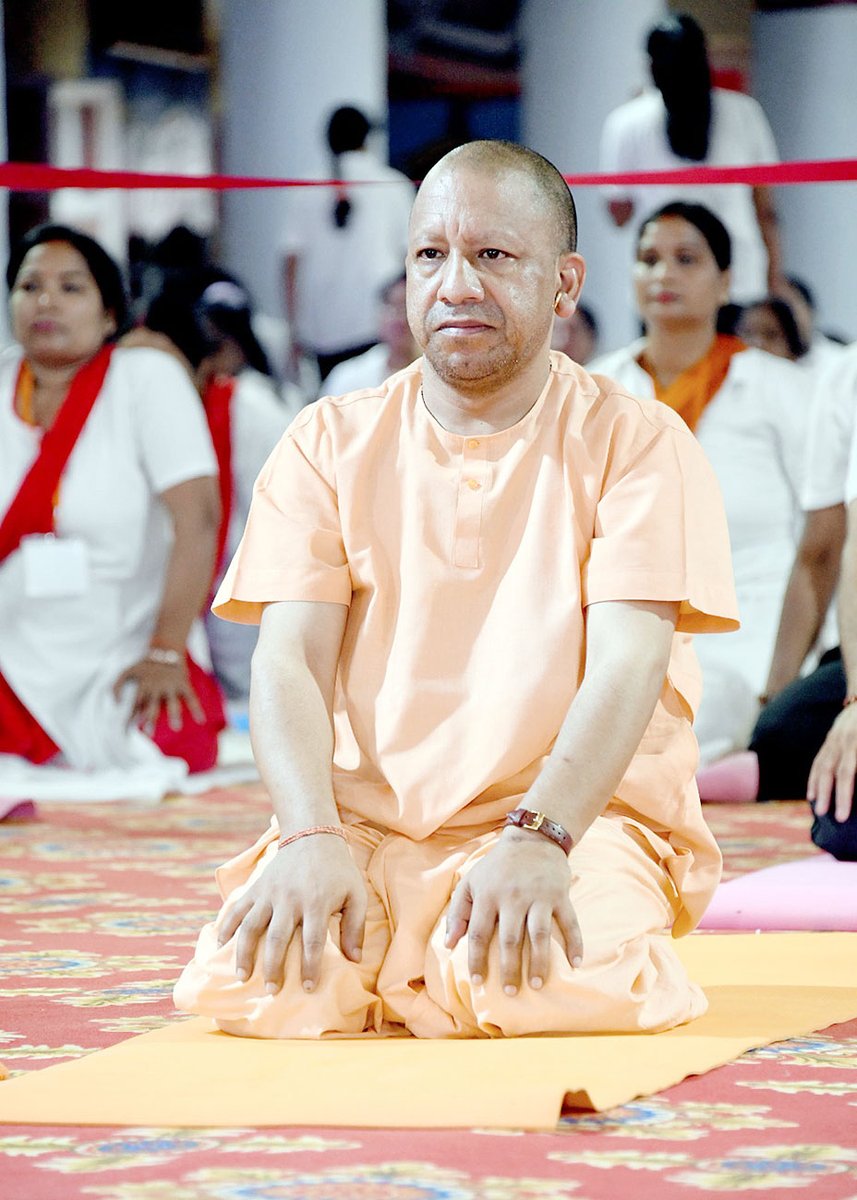 myogiadityanath's tweet image. आज लोगों के सामने विभिन्न प्रकार की चुनौतियां हैं।

कोई शारीरिक बीमारियों से परेशान है, कोई तनाव से परेशान है, कोई आधि और व्याधि दोनों से प्रभावित है।

इन सभी से संपूर्ण आरोग्यता प्रदान करने में 'योग' की बहुत बड़ी भूमिका है।