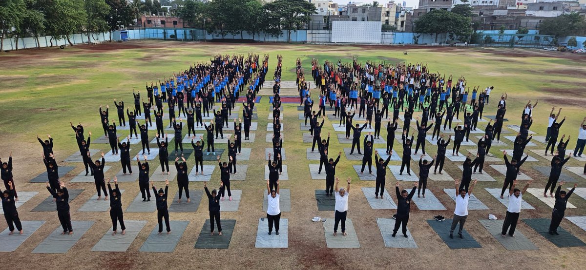TeamLatur_NCC's tweet photo. #NCCforyoga
#Yoga
#ncctraining
#internationalyogaday
International Yoga Day 2023, NCC was observed by 437 cadets of 53 Mah Bn NCC undergoing Annual Training Camp 207 at Dayanand College Latur. Yogacharya Venkatesh Haliga guided the cadets. https://t.co/5FE31KFOV0