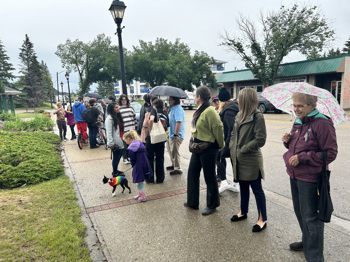 wchoy74's tweet image. Today we raised the #Prideflag to show our 2SLGBTQIA+ members that they are not only seen, but are #valued and #respected members of our #community 
Happy Pride month everyone! #pride #stonyplain #inclusion #diversity #loveislove