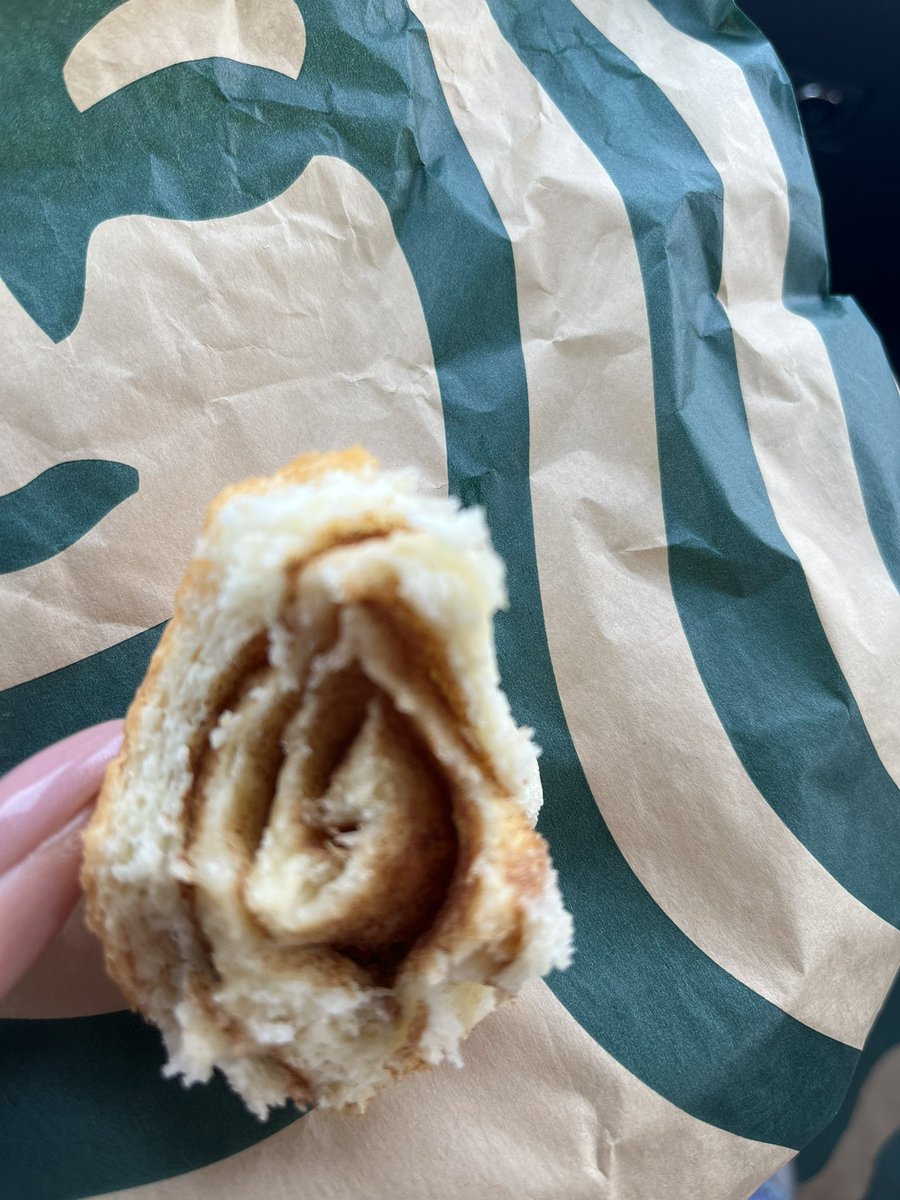 シナモンロールパン食べていたら、こんな形になっちゃった https://t.co/9ZvQQnRHGY