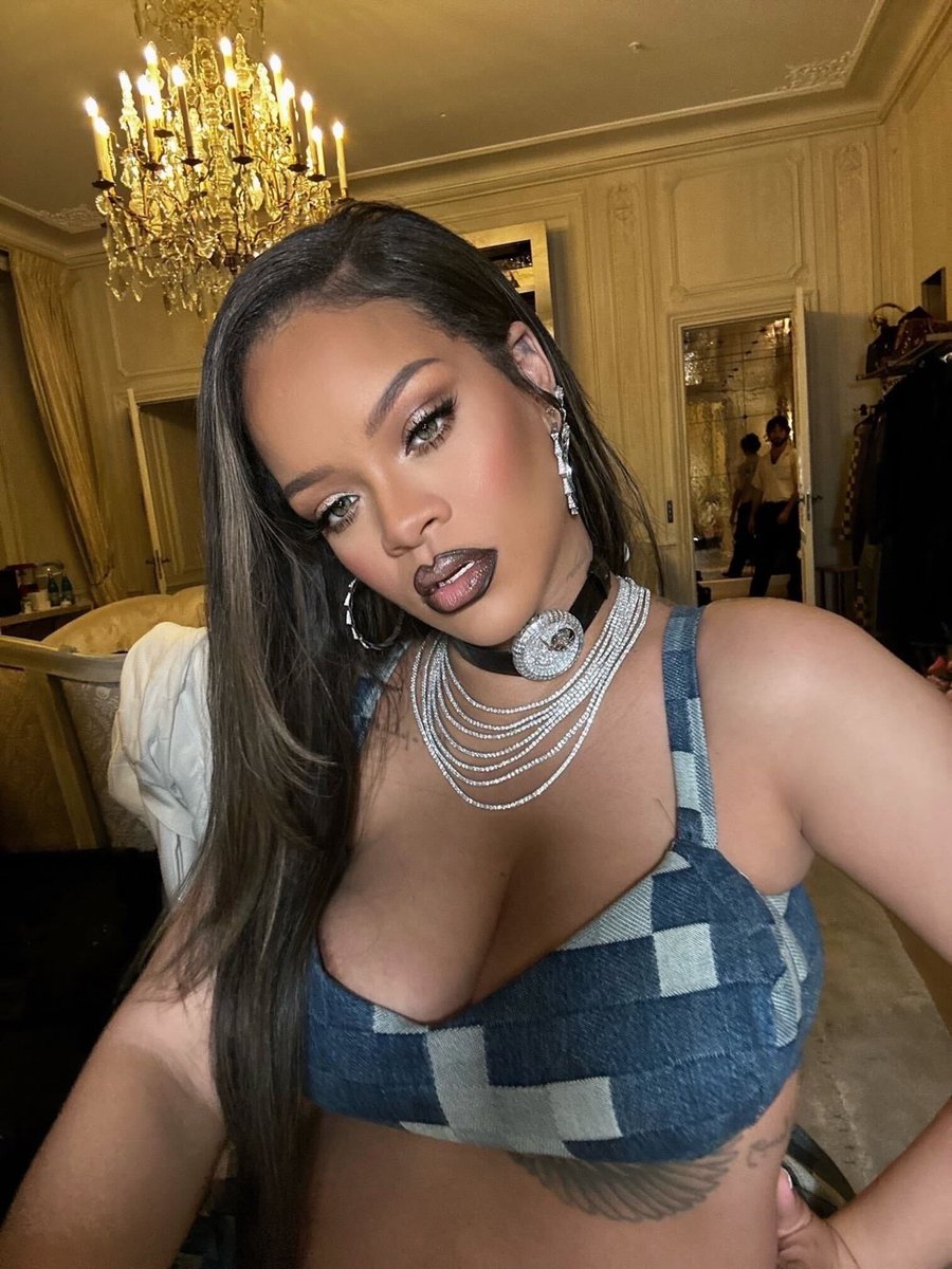 Rihanna shares a new selfie 📸