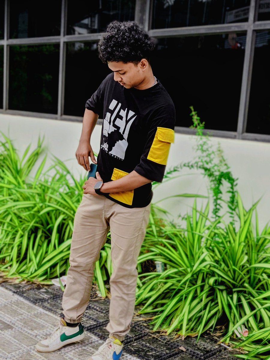 iamsooraj004's tweet image. Lost in the world of technology 📱🌐 This young man can't seem to take his eyes off his phone, even while standing on the side of a building. 😅 #TechAddict #DigitalWorld #PhoneObsessed #CityLife #UrbanExplorer