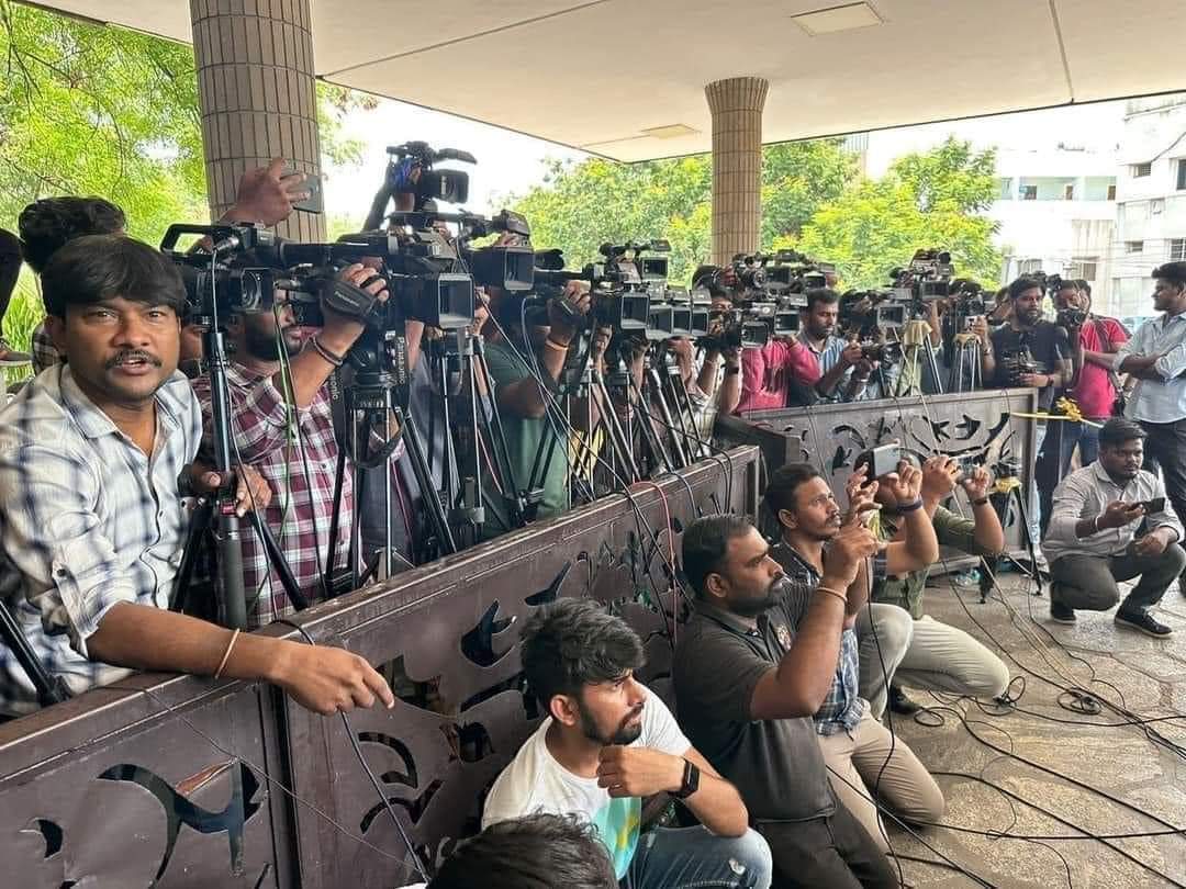 PandugaBhanute1's tweet image. Media at Apollo Hospital for upasana delivery coverage....
Is this what people expect from the media? #MediaForWhom
🤦‍♂️🤦‍♂️🤦‍♂️🤦‍♂️ #Savemedia
