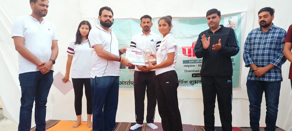 harishbana7's tweet image. youtube.com/live/H26iMbzQl… 
अंतर्राष्ट्रीय योग दिवस की हार्दिक शुभकामनाएँ🙏🏻
आज योग दिवस के उपलक्ष पर परिज्ञान संस्थान के प्रधान कार्यालय पर योग़ा कार्यक्रम रखा गया।#झलकियाँ #parigyaan #harishbana