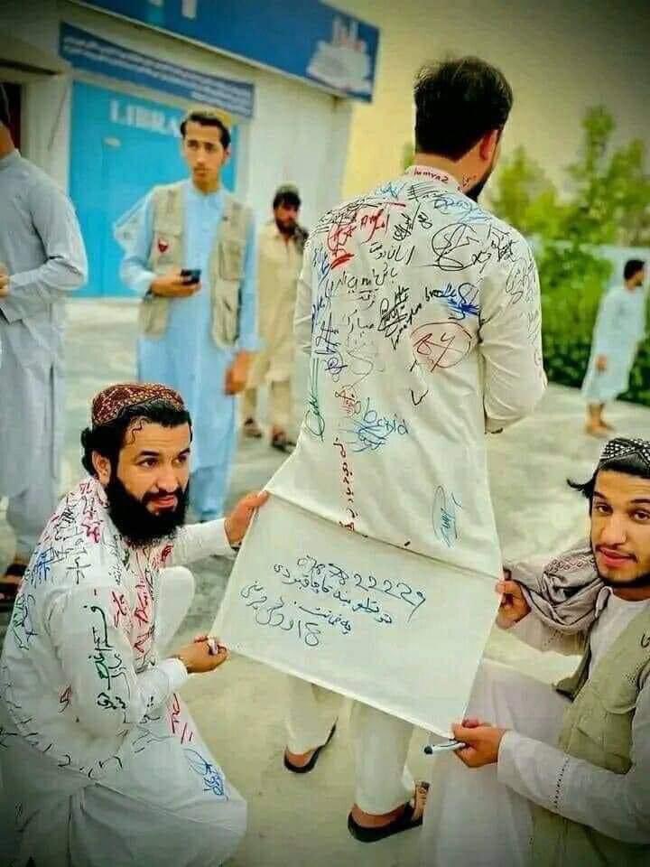 دا خلک او داسې ځوانان به هېواد او اسلام ته ښه خدمت وکړي😥
ټول عمر یې مور او پلار ورباندې ستړي شي چې اولاد مې یو څه زده کړي ، خو اولاد یې بیا د فراغت وخت کې داسې سپک او لوېدلی عمل کوي😢
دا سپک او پست عمل وغندئ او وې رټئ 😡