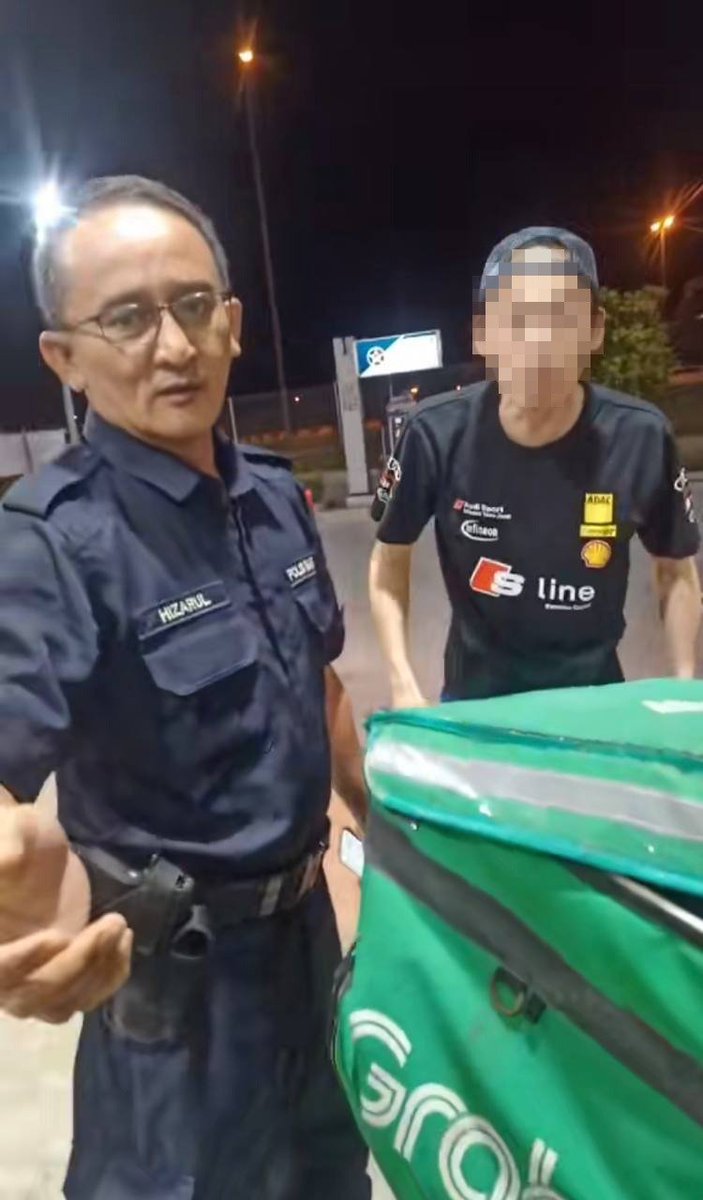 MySamudera's tweet photo. Tular: Dua Warga Singapura Isi Minyak Dalam Tong, Berang Ditegur Rakyat Tempatan

Salah seorang daripada lelaki itu bertindak membuka bahagian belakang kenderaan utiliti sukan (SUV) sebelum mengeluarkan disyaki sebatang pengunci stereng dipercayai cuba melakukan provokasi.. https://t.co/CYxwjgIgLy