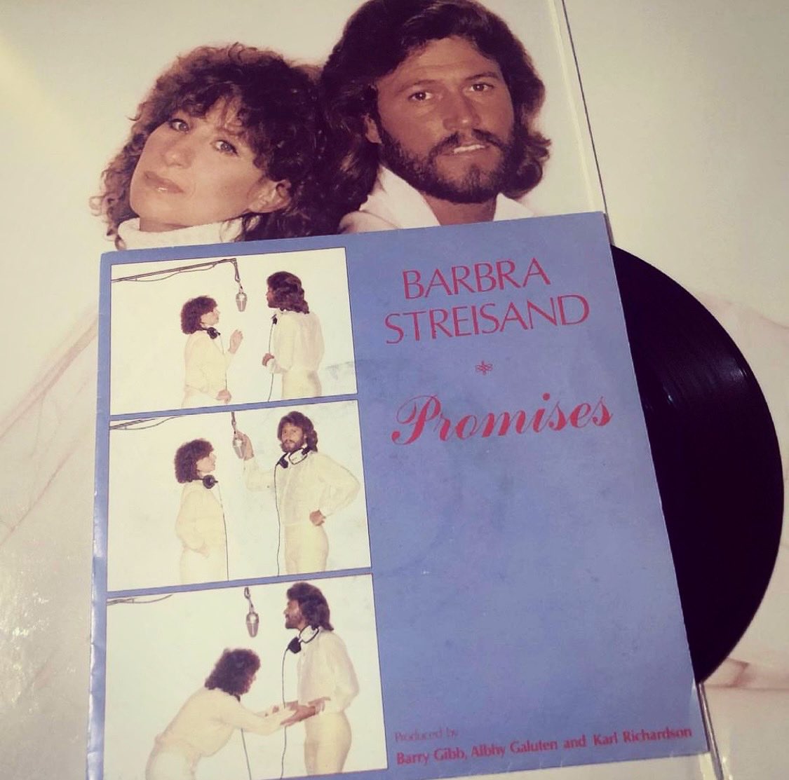 For the week ending June 20, 1981, Barbra Streisand began a two week run at a peak of #48 (!!!) on the #billboardhot100 chart with Promises. I can remember spring 1981, spinning the Guilty album on our stereo. 🥰

#barbrastreisand #barrygibb #babsstreisand #promises #guilty