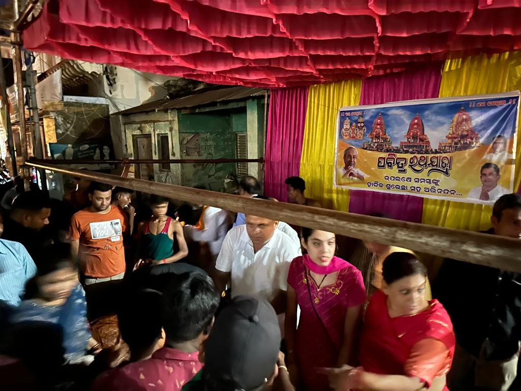 SimranOdisha's tweet photo. ଆଜି ଜଗତର ନାଥ ଜଗନ୍ନାଥ ଙ୍କ ପବିତ୍ର ରଥଯାତ୍ରା ଉପଲକ୍ଷେ କଣ୍ଟାବାଞ୍ଜି ବି��ୁ ଜନତା ଦଳ ତରଫରୁ ଜିଲ୍ଲା ସାଧାରଣ ସମ୍ପାଦକ ଫିରୋଜ ଖାଁ ଙ୍କ ନେତୃତ୍ୱ ରେ ସମସ୍ତ ଭକ୍ତଗଣ ଙ୍କୁ ପ୍ରଚଣ୍ଡ ଖରା ରୁ ରକ୍ଷା ପାଇଁ ଥଣ୍ଡା ବଣ୍ଟନ କରାଗଲା l @Naveen_Odisha @DeoKalikesh @bjd_odisha @BJDITWing @BMJD_Odisha @BYJD_Odisha @odishabcjd https://t.co/z2k7SJBGgn
