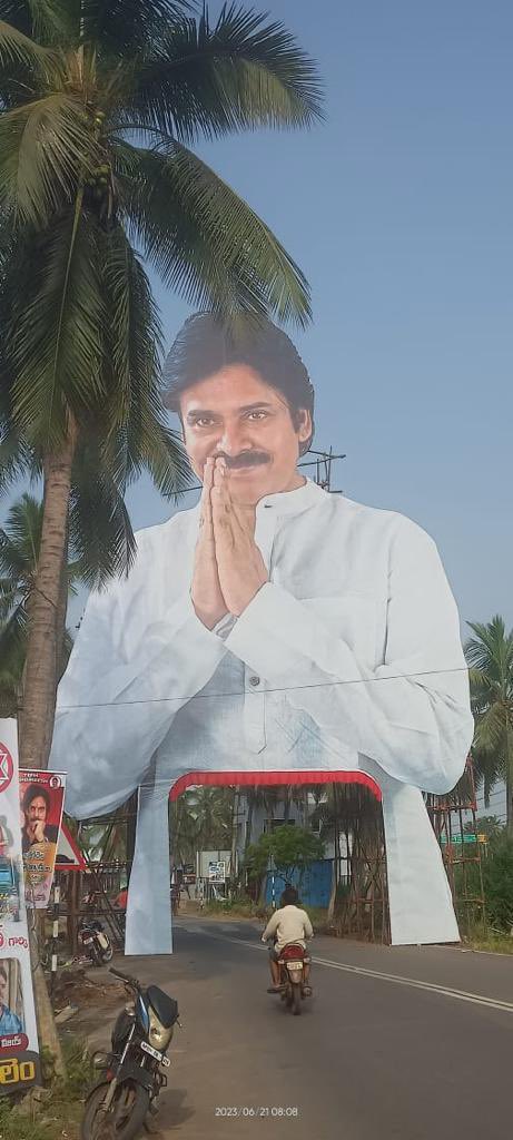 TeamSenaMedia's tweet photo. #PawanKalyan garu entrance gate at #Mummidivaram 🤩❤️

#VarahiVijayaYatra @JanaSenaParty https://t.co/G9zCygFvxs