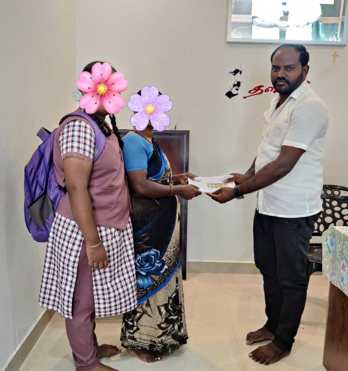 vinojdhayalan's tweet image. உதவிகள் ஒருபோதும் நம்மை கை விடாது...👍

#schoolhelp #dhayadmk