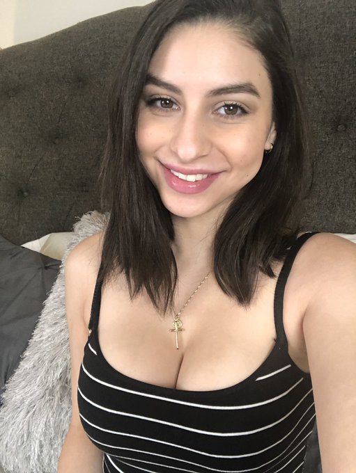 These pics are making me miss my short natural hair 😶 https://t.co/HgRuHcFjiB