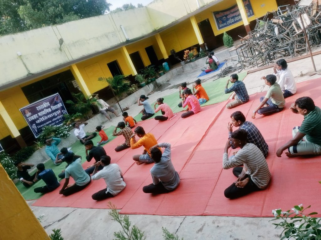 DeelmanY's tweet photo. NSS इकाई शा.उ मा.वि. कोठियागुड़ा अन्तर्राष्ट्रीय योग दिवस पर योगा आसान व जीवन में योग के महत्वपूर्ण बिन्दु को बताया गया । जन लोगो में भी योग के प्रति जागरूकता लाने पर विशेष चर्चा किया गया । @PMOIndia  @rashtrapatibhvn @_NSSIndia @YASMinistry @askabir_ @DrDadulal @NYKCENTRALDELHI https://t.co/fdwVJymLyE