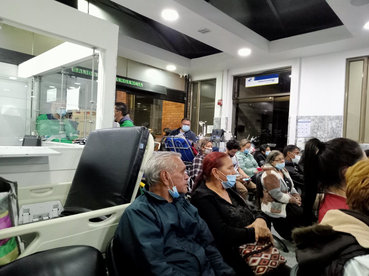 Dur3Navas's tweet photo. Mire llevo 12 horas para urgencias en el hospital universitario san Rafael es muy mala la atención prestada 12 horas por un dolor de cintura que me duele mucho la pierna derecha y no dan solución que miserables que son en este hospital https://t.co/b6tJr8vkEm