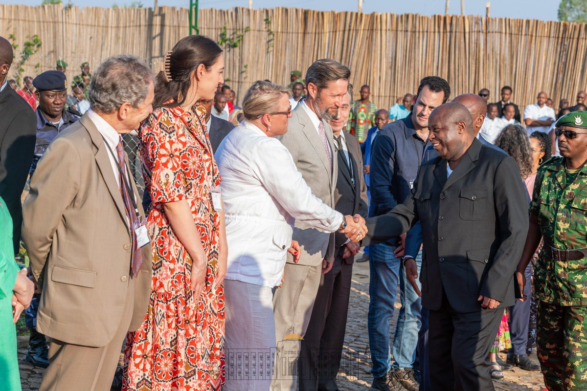 BurundinAddis's tweet photo. #Burundi’s President @GeneralNeva has inaugurated the newly built Reference Hospital of #Kigutu in #Bururi Province, along with the Pavilion for Women's Health. He congratulated the project initiator, M. Déo Niyizonkiza, Founder of the Village Health Works NGO.
- Pictures and story from @NtareHouse