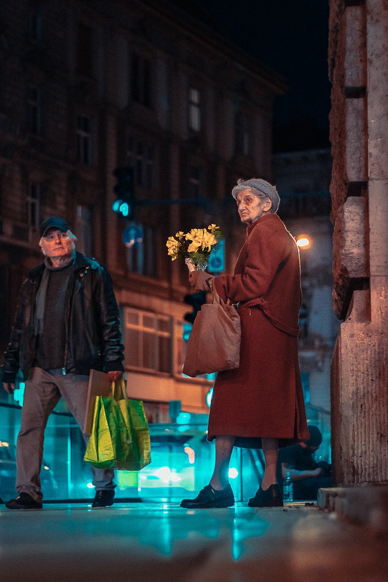 Old lady with flowers 📸🙂#streetphotography