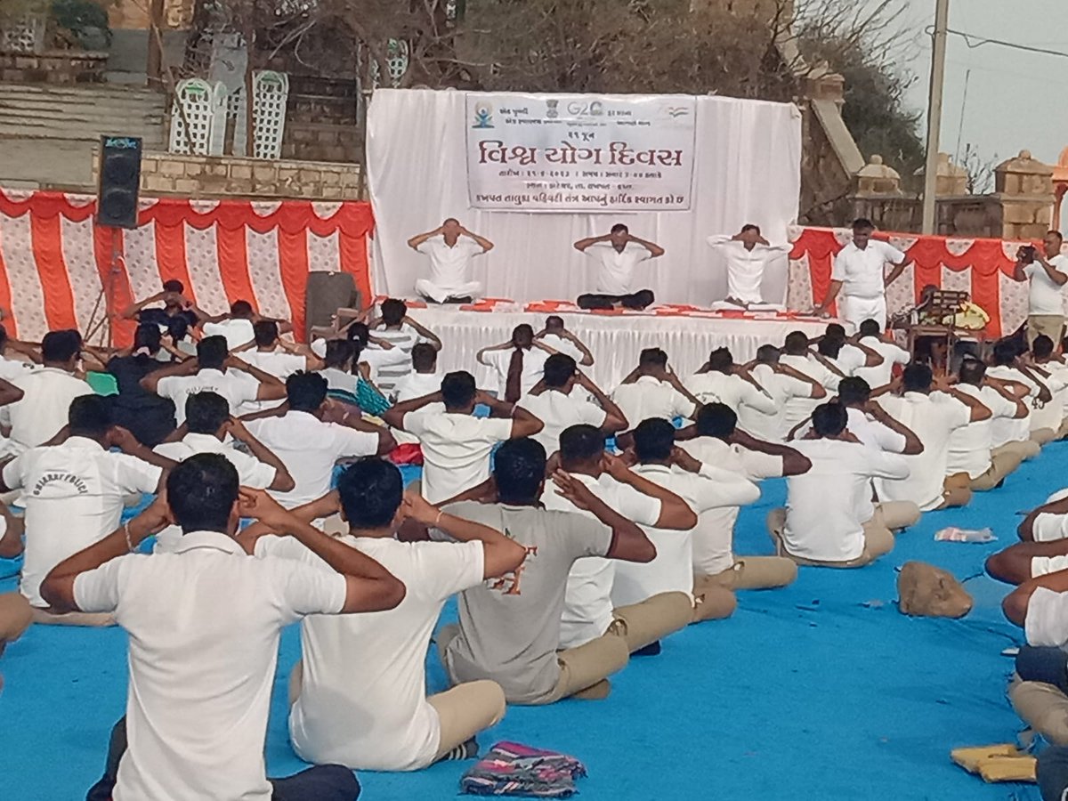 Mam_Lakhpat's tweet photo. વિશ્વ યોગ દિવસની ઉજવણી નિમિત્તે તાલુકાના આઇકોનિક પ્લેસ કોટેશ્વર મધ્યે જિલ્લા એસપી શ્રી કરણરાજ વાઘેલા સાહેબ, ટીડીઓશ્રી, મામલતદાર સ્ટાફ,પોલીસ, બીએએફ, જીએમડીસી, શાળાના બાળકો સહિત મોટી  સંખ્યામાં ગ્રામજનો વિશ્વ યોગ દિવસના સાક્ષી બન્યા. @CMOGuj @CollectorKutch @SDM_Abdasa https://t.co/3ijLYZytTW