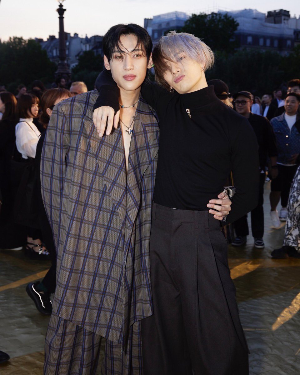 ELLEThailand's tweet photo. โมเมนต์แห่งค่ำคืน! การพบกันของสองหนุ่ม GOT7 อย่าง @BamBam1A และ @JacksonWang852 ที่แฟชั่นโชว์ @louisvuitton คอลเล็กชั่น Men’s Spring/Summer 2024 นับว่าเป็นภาพที่แฟนๆ ทั่วโลกรอคอยเลย

#ELLEnews 
#LVMenSS24 #Bambam #BamBamxLouisVuitton #JacksonWang #JacksonWangLouisVuitton https://t.co/Ij2ORMZC8e