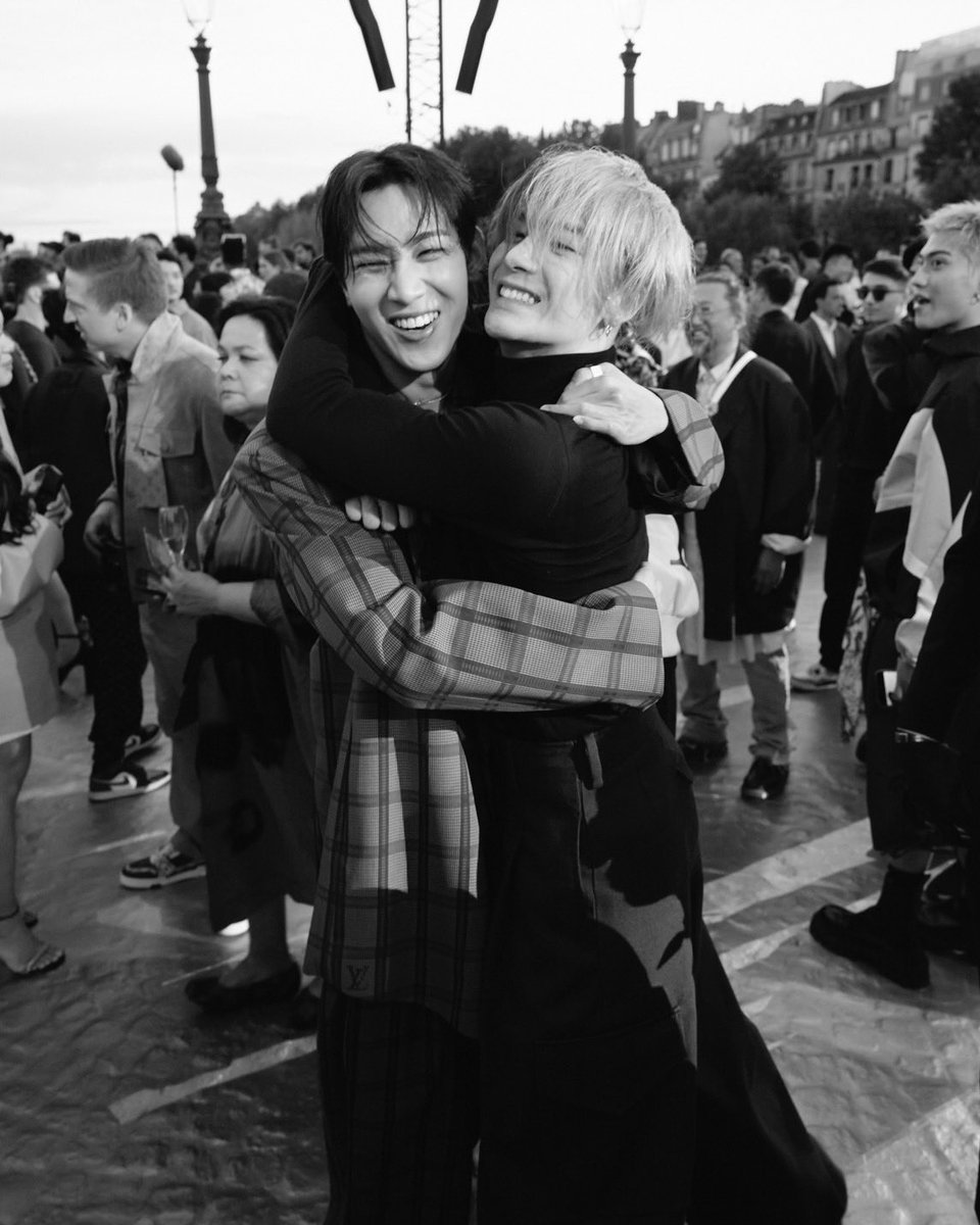 ELLEThailand's tweet photo. โมเมนต์แห่งค่ำคืน! การพบกันของสองหนุ่ม GOT7 อย่าง @BamBam1A และ @JacksonWang852 ที่แฟชั่นโชว์ @louisvuitton คอลเล็กชั่น Men’s Spring/Summer 2024 นับว่าเป็นภาพที่แฟนๆ ทั่วโลกรอคอยเลย

#ELLEnews 
#LVMenSS24 #Bambam #BamBamxLouisVuitton #JacksonWang #JacksonWangLouisVuitton https://t.co/Ij2ORMZC8e