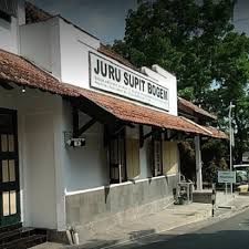 merapi_uncover's tweet photo. Dikutip dari berbagai sumber, tempat sunat Bogem didirikan oleh Raden Ngabegi Noto Pandoyo pada tahun 1939. Sejak dulu tempat menyupit ini sudah menjadi langganan para pangeran Keraton Yogyakarta. Bong Supit bogem berlokasi di Jalan Solo Km. 15, Kalasan, Sleman, Yogyakarta. https://t.co/GKh04GZcPU