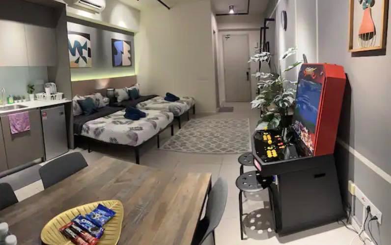 travetopia's tweet photo. Airbnb tak sampai RM100.,dekat Splash Mania Water Park!

Berbaloi weh, korang dapat 2 katil queen,ada water heater, netflix, wifi, dapur siap ada game arcade lagi

Wah tiket masuk Splash Mania murah! : https://t.co/hE1XWVUArj

📍Terra Homes, Tamarind by Aizat https://t.co/6e5zc3wPti