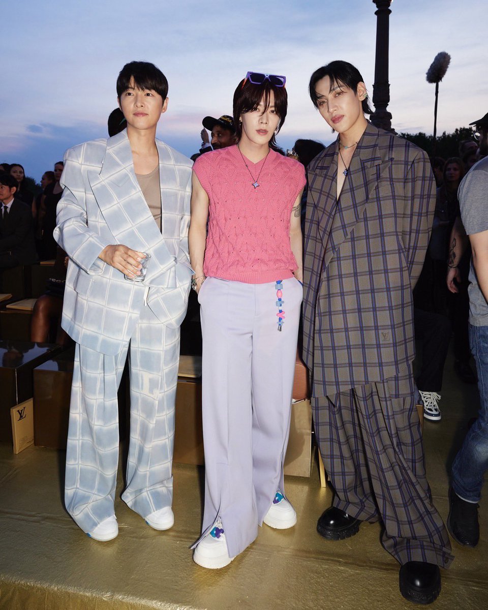 ELLEThailand's tweet photo. ส่องลุคชมโชว์ของ 3 หนุ่มสุดฮอต แบมแบม กันต์พิมุกต์ @BamBam1A , ซงจุงกิ และ ยูตะ @NCTsmtown ที่ไปร่วมชมโชว์ @louisvuitton คอลเล็กชั่น Men’s Spring/Summer 2024 ที่ปารีสเมื่อวานนี้ 

#ELLEnews 
#LVMenSS24 #LouisVuitton #Bambam #BamBamxLouisVuitton #SongJoongKi #YUTA #YUTAtoLVPFW https://t.co/7kFZ0PzeMd