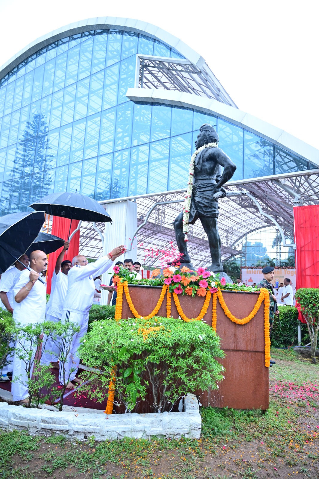 योग शरीर और मन दोनों को स्वस्थ बनाता है: राज्यपाल-Yoga makes both body and mind healthy: Governor