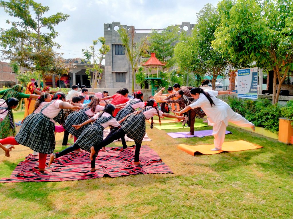 International yoga day celebration hwc Pethapur @CdhoSabarkantha @Sbccsk @sbcc_phcilol