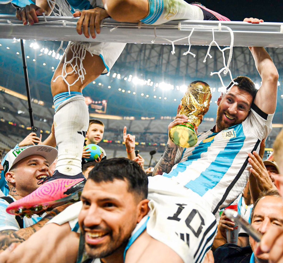 ivanguti00's tweet photo. cada vez que me acuerdo de la existencia de messi y que levanto la copa del mundo me pongo muy feliz, gracias x existir messi y por ser un ejemplo de auto superación bien cabron, desde que ganaste el mundial todo esta bien en el mundo <3 https://t.co/4RWoAiDD5N