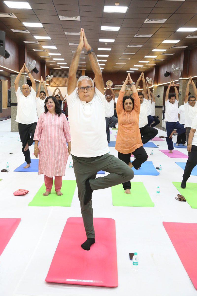 Central_Railway's tweet photo. Shri Naresh Lalwani, GM/CR and other CR railway officers performed Yoga Asanas during the celebrations of #InternationalYogaDay2023 at Auditorium, CSMT, Mumbai 
#IDY2023 @RailMinIndia https://t.co/JuTG90sriO