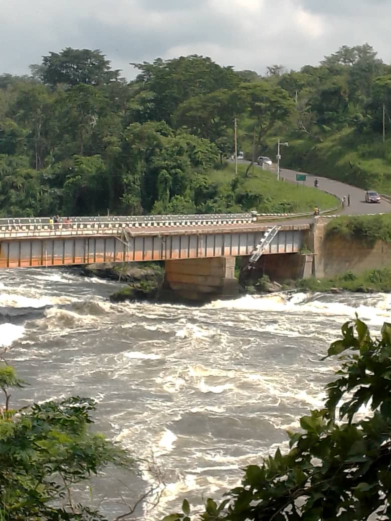A Trailer carrying a 40feet container plunges into Karuma Falls as it was crossing the bridge.
The Truck, the 40ft Container & all those onboard disappeared.

How deep is Victoria Nile banange 🤭🙆‍♀️!!