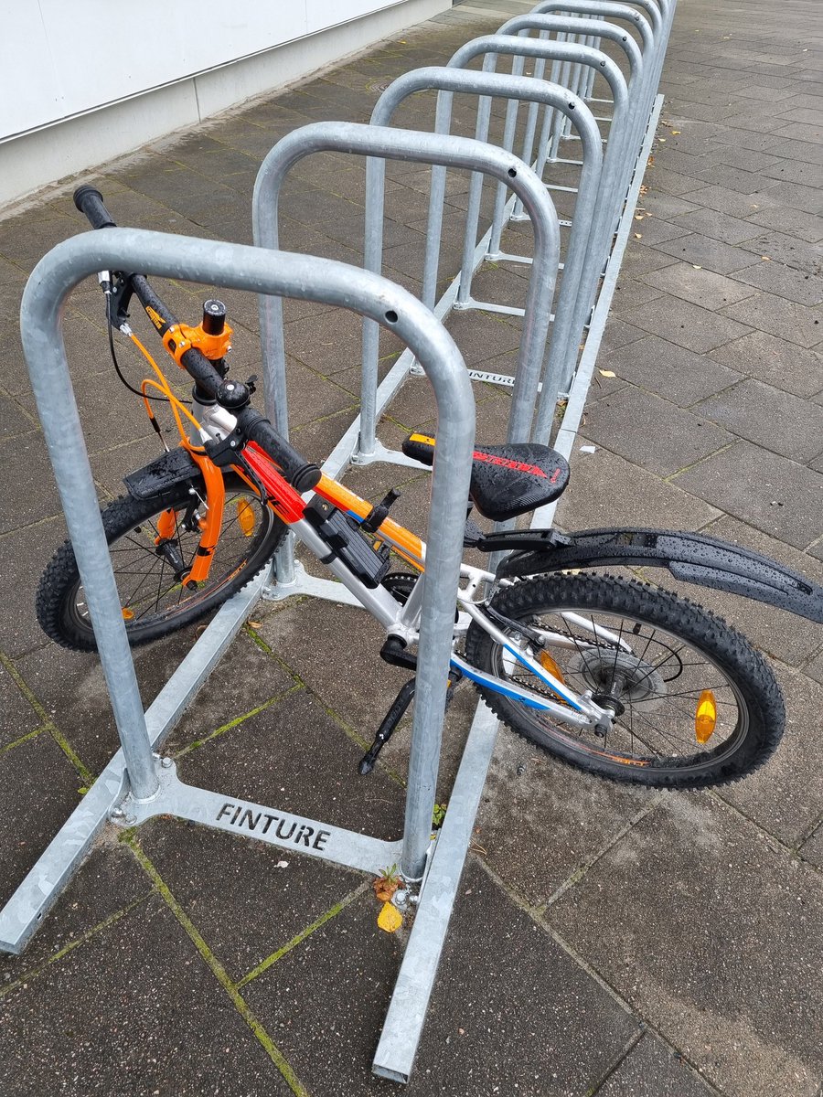BKomppula's tweet photo. Hei Kuopion pyöräilijät! Missä on turvallisimmat runkolukituspaikat ydinkeskustan alueella? Sokoksen takana on ainakin paikkoja, mutta onko parempia vinkkejä? Löytyisikö kartalle merkittynä? @KuopionPolkijat @tmielone @anttilip (kuvalla vain huomio 😀) https://t.co/Db7x5V1Po5