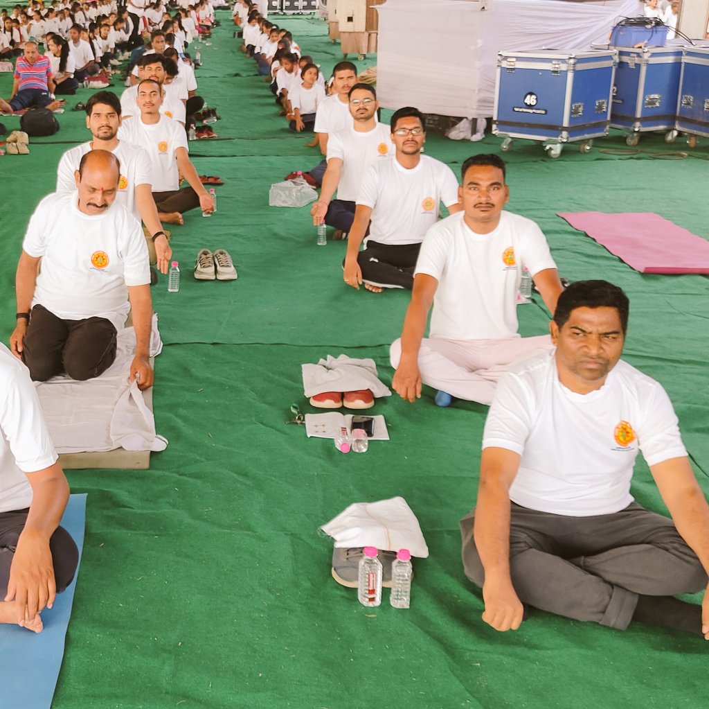 NssRaipur's tweet photo. 9वें #अंतरराष्ट्रीय_योग_दिवस के अवसर पर थीम #YogaForVasudhaivaKutumbakam के अंतर्गत #राष्ट्रीय_सेवा_योजना @NssIgkv कार्यक्रम अधिकारी एवं छात्र इकाई के स्वयंसेवको ने किया योगभ्यास 
@_NSSIndia @YASMinistry @ianuragthakur @ashokshrotinss @Rajkumarnss @moayush https://t.co/i8biSm7fiY