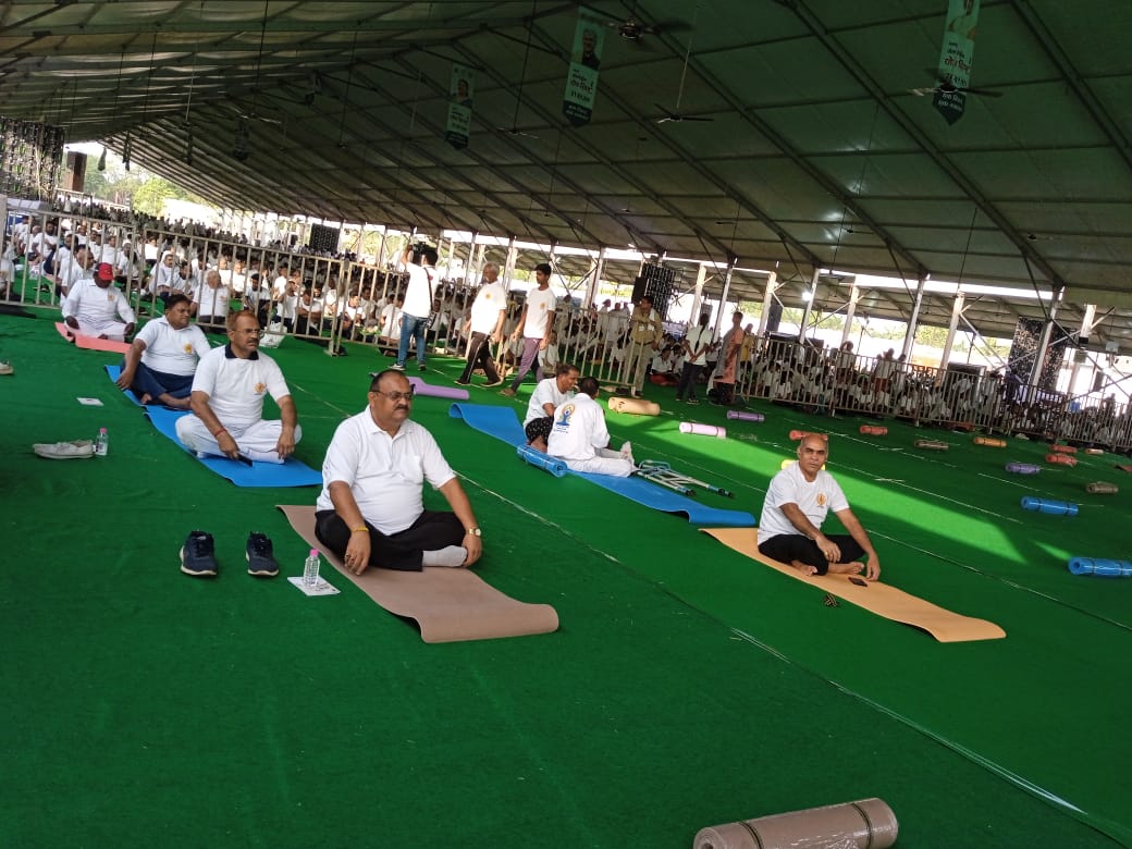 9वें #अंतरराष्ट्रीय_योग_दिवस के अवसर पर थीम #YogaForVasudhaivaKutumbakam के अंतर्गत #राष्ट्रीय_सेवा_योजना <a href="/NssIgkv/">NSS PC IGKV, Raipur</a> कार्यक्रम अधिकारी एवं छात्र इकाई के स्वयंसेवको ने किया योगभ्यास 
<a href="/_NSSIndia/">NSS India</a> <a href="/YASMinistry/">YAS Ministry</a> <a href="/ianuragthakur/">Anurag Thakur</a> <a href="/ashokshrotinss/">Dr Ashok Shroti</a> <a href="/Rajkumarnss/">राजकुमार वर्मा Rajkumar verma</a> <a href="/moayush/">Ministry of Ayush</a>