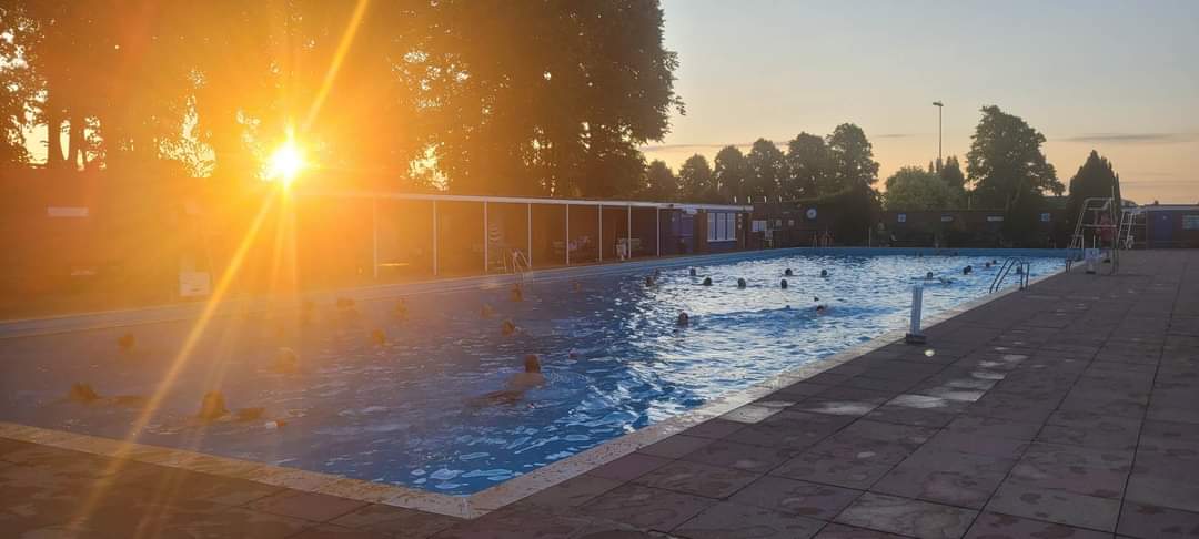 bournepool's tweet photo. WOW what a fantastic turnout for this mornings Summer Solstice Swim .. about 150 swimmers over the session have enjoyed an early morning dip as the sun came up. #SummerSolstice #outdoorswimming @BBCRadioLincs @looknorthBBC https://t.co/eWdWuPsIal