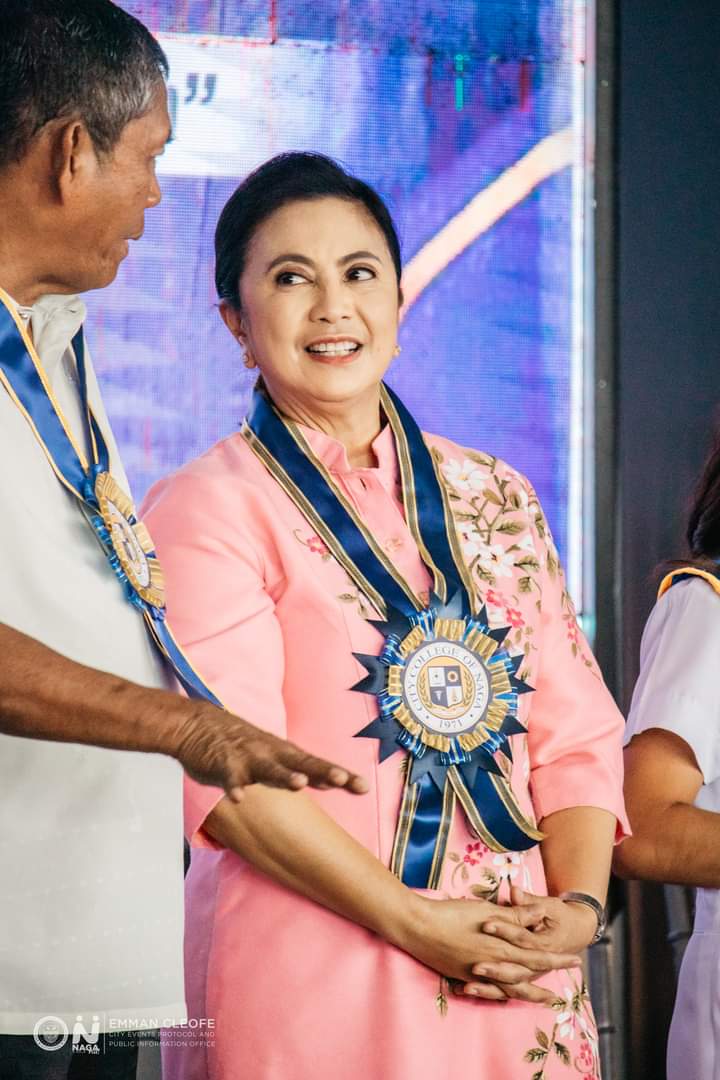 Atty Leni today 🩷

'Former VP Leni Robredo stressed the importance of keeping to one's principles and having empathy which is important in both public service and midwifery.'

📸 Naga City Government