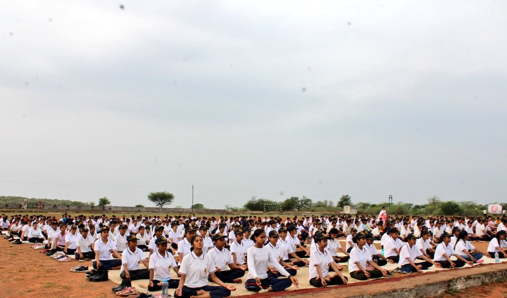 SWComd_IA's tweet image. &apos;शीलम्-परम-भूषणम्&apos;

#RMSDholpur,celebrated #InternationalYogaDay2023. 600 NCC cadets &amp;amp; staff from CATC 2023 of 6 Raj (I) @HQ_DG_NCC Coy, Bharatpur participated.Cadets learnt yoga asanas &amp;amp; plegled to incorporate healthy lifestyle.#AWES
#YogaforVasudhaivaKutumbakam
@adgpi
@moayush