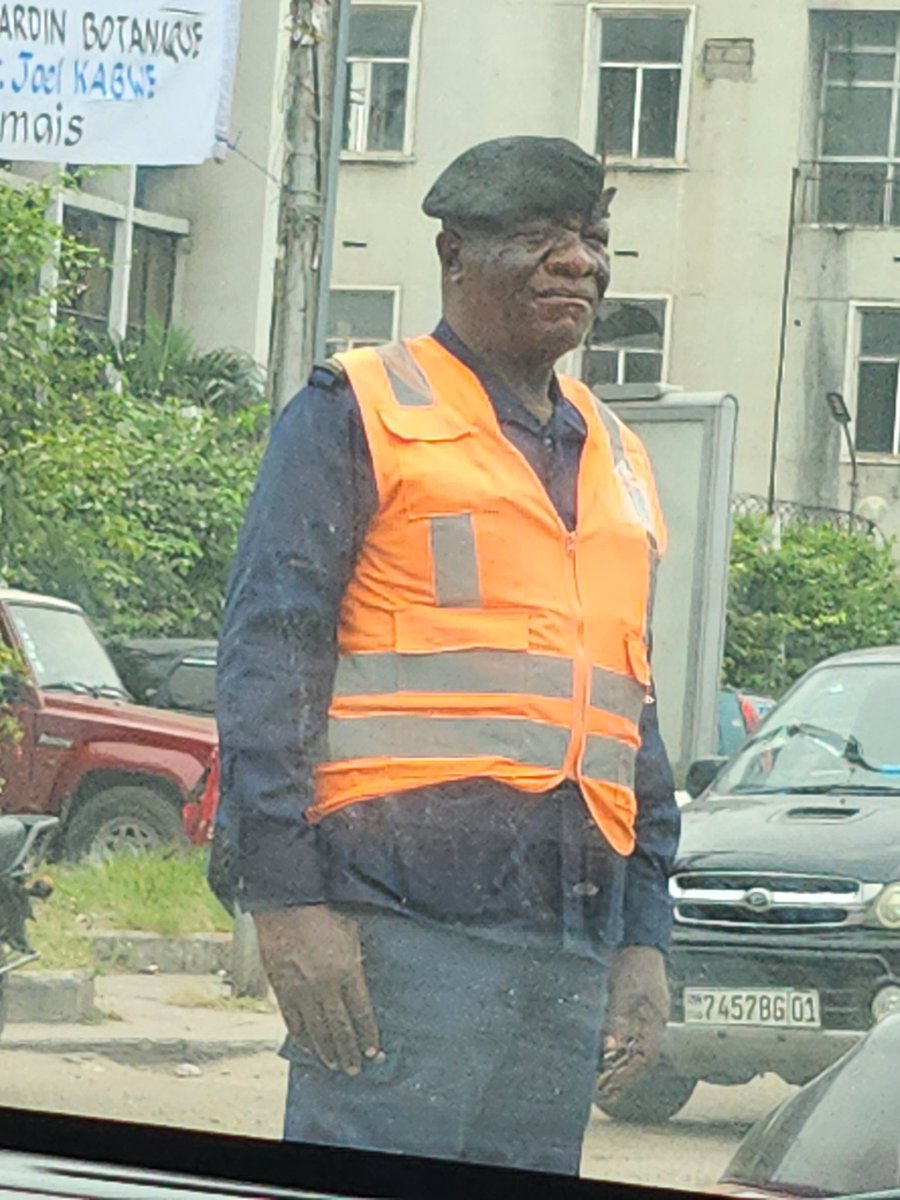 Quand tu rencontres quelqu'un en #RDC, qui fait son travail d'une manière respectable ! Je m'arrête et je lui dis merci. Respect!