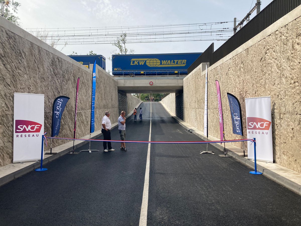 CatherineTrevet's tweet photo. 🎉Fin du projet de suppression du #passageàniveau d'#Agde @Occitanie
🛤️Un pont ferroviaire de 8m pour faire passer la route départementale Agde-Bessan sous les voies ferrées
✅19 M€ cofinancés
Merci aux partenaires et aux équipes @SNCFReseau pour ce projet réussi👏 https://t.co/cPGex1hzi2