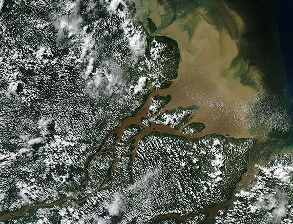 Unionespace's tweet image. Nubes blancas brillantes se cernían sobre los bosques verdes y el agua de color canela fangoso se vertió en el Océano Atlántico Norte frente a la costa del noreste de Brasil a mediados de junio de 2023.creativeastronomy.desig.blog/2023/06/21/nub…