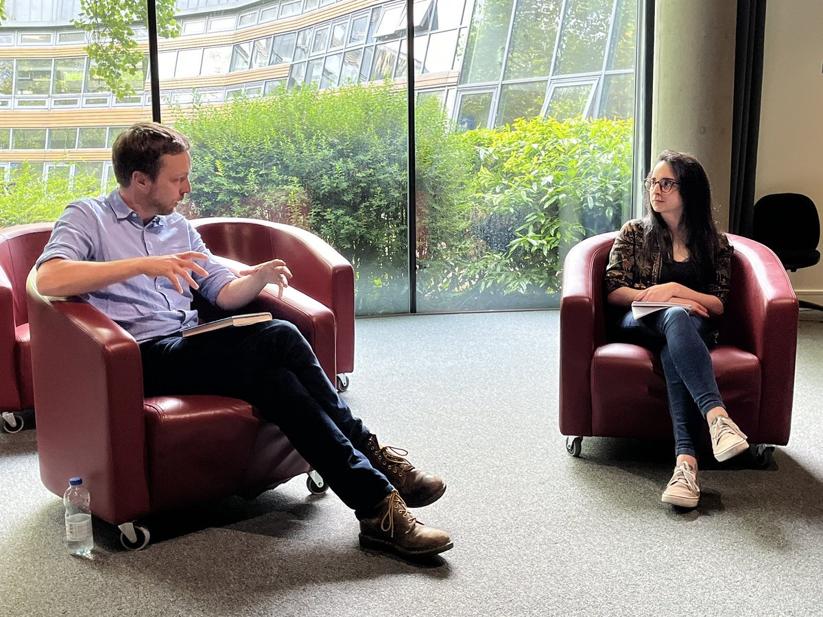 Had a really lovely time talking about my book with Anjali Vyas-Brannick at <a href="/UoYEnglish/">York Dept of English</a> yesterday. Thanks to everyone who came, and to <a href="/EzraHorbury/">Dr Ezra Horbury</a> for inviting me. Please enjoy my strong mansplaining energy in these images (courtesy of <a href="/SMCoulombeau/">Sophie Coulombeau</a>).