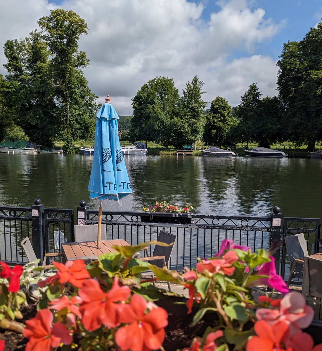 Today is officially first day of summer 😍 what better way to celebrate than with a nice cold drink and bite to eat with this view 😁 See you soon 😉 #summer #sunisshining #food #drink #friends #riverside #riverview #walk #naturelovers #relax #pangbourne