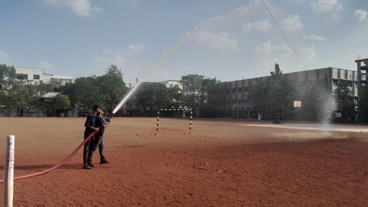 TeamLatur_NCC's tweet photo. #ncctraining 
#firefighter
Latur Municipal Corporation's Fire Brigade carried out a lecture cum demonstration on fire fighting for the benefit of 435 NCC cadets of Annual Training Camp-207 being conducted by 53 Mah Bn NCC at Dayanand College Latur. https://t.co/KsXBI34oBH