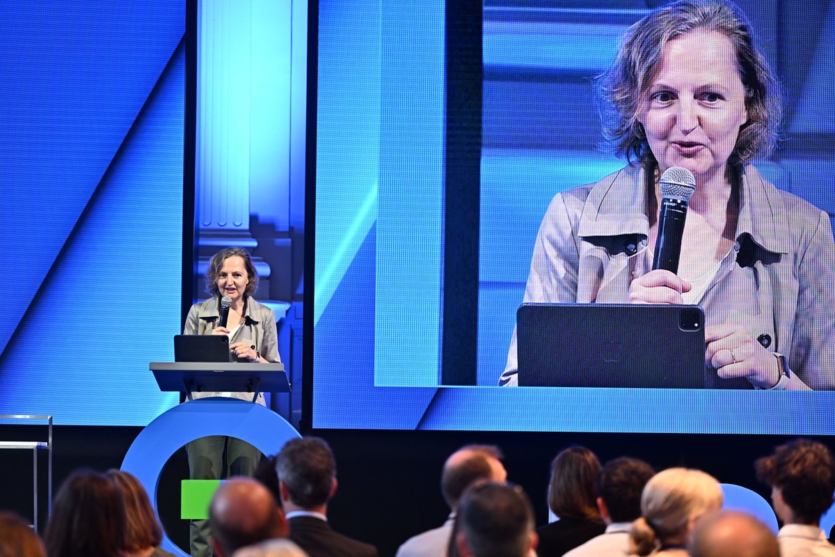 ENGIE_EU's tweet image. 🗓️ Day 2 at @Eurelectric #PowerSummit23 

👉@ENGIEgroup's EVP @claire_waysand on the future of a resilient, affordable &amp;amp; decarbonised⚡️system:

🗣️more RES
🔋 flexibility support mechanisms 
🧬green molecules
🗨️integrated vision of the ⚡️system

#BalanceOfPower