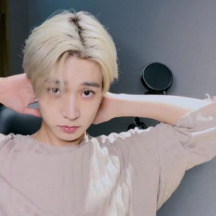 heeseung favorite pose every weverse live. 😹😭