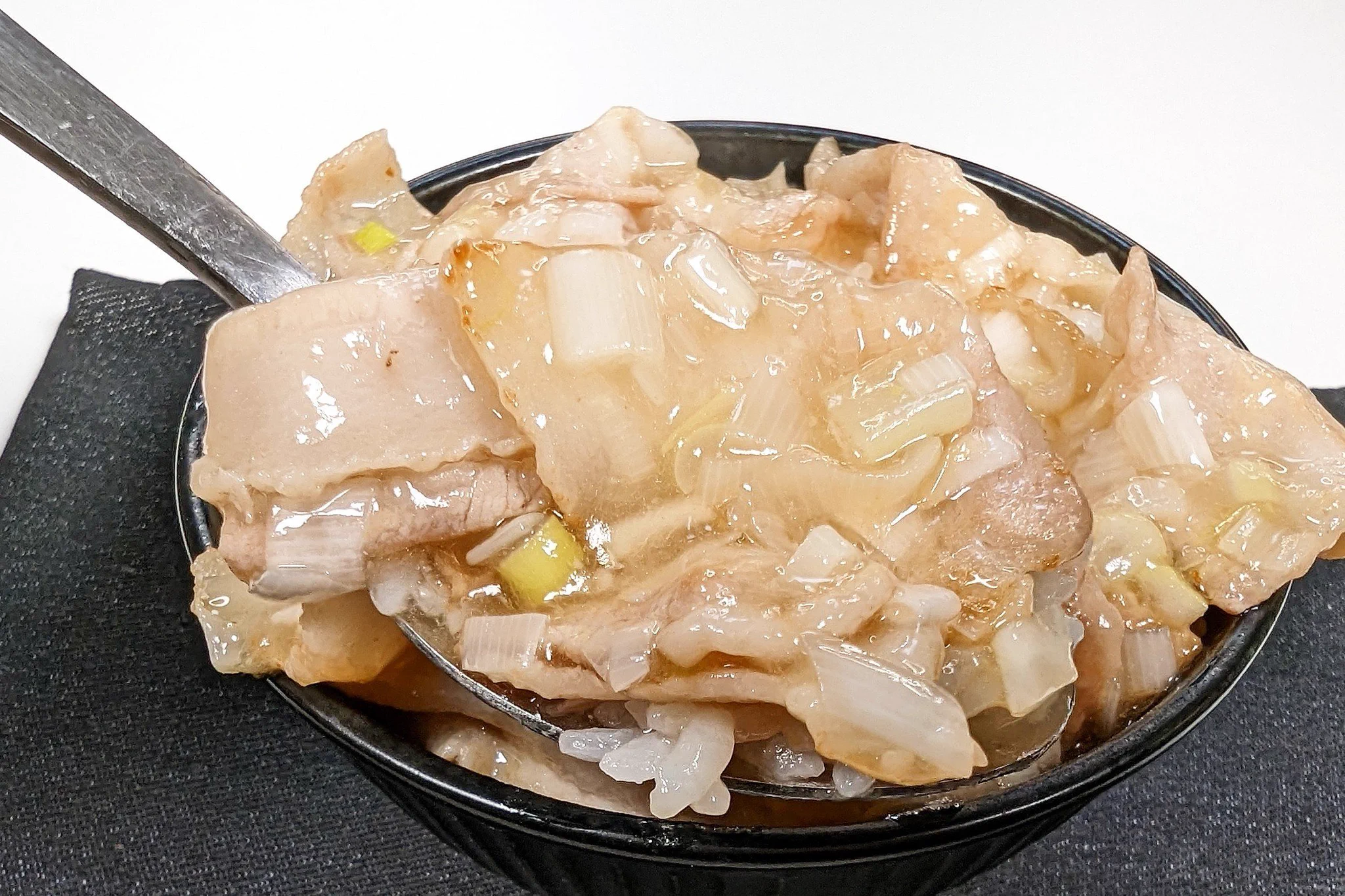お箸が止まらない？！お肉をがっつり食べたいというようなときにもぴったりそうな「ネギ塩豚丼」のレシピ！