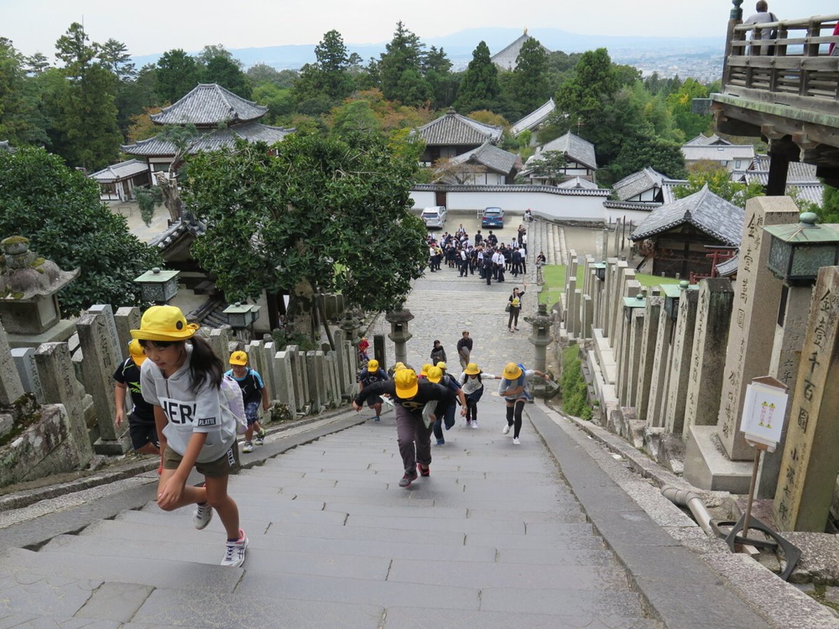 htkesfet's tweet image. Japonya sokaklarında küçük çocukların sarı bir şapka takarak dolaşması sıklıkla karşılaşılan bir durumdur. Peki Japonya&apos;daki küçük çocuklar neden sarı şapka takar? haberturk.com/japonya-daki-k…